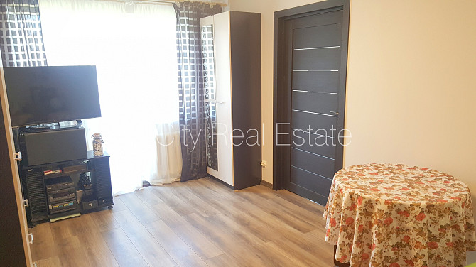 Fasādes māja, ieeja no pagalma, kāpņu telpa pēc kosmētiskā remonta, balkons, plašs skats no Rīga - foto 6