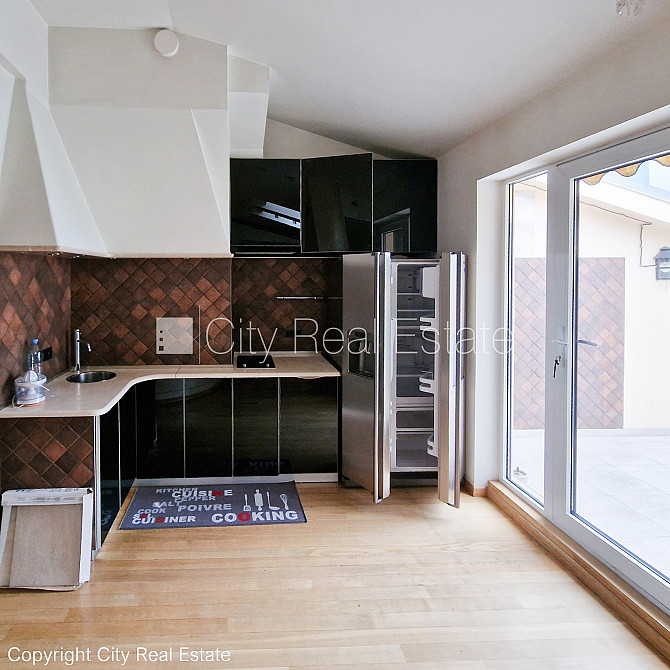 Fasādes māja, renovēta māja, ieeja no ielas, ir lifts, kāpņu telpa pēc kapitālā remonta, Rīga - foto 8