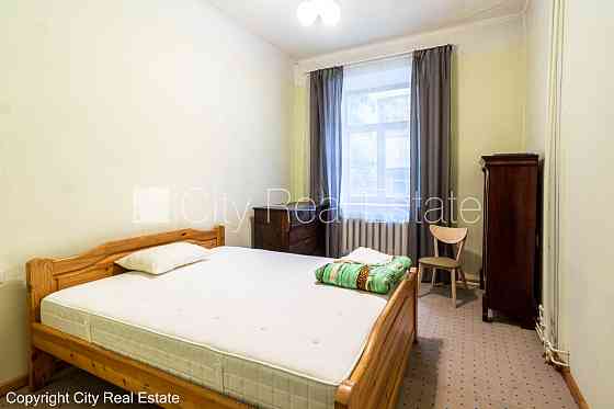 Здание во дворе, реновированный дом, благоустроенный озеленённый двор, закрытый Рига