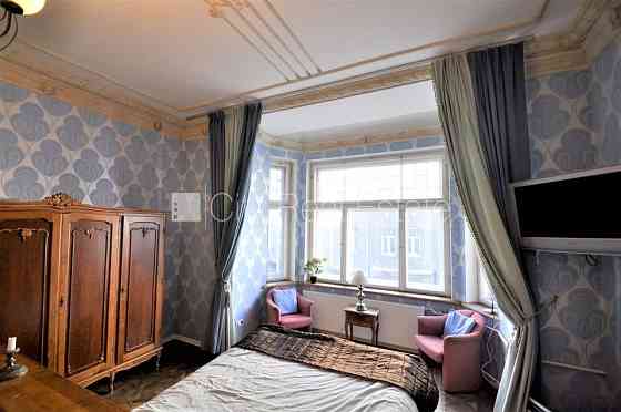 Фасадный дом, реновированный дом, вход с улицы, лифт, лестничная клетка после Рига