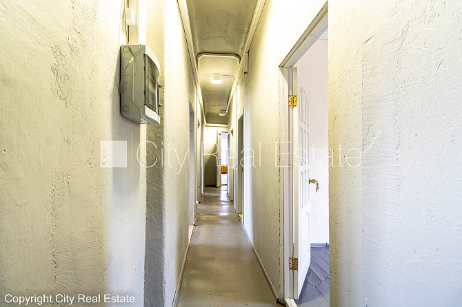 Fasādes māja, slēgts pagalms, vieta vairākām automašīnām, ieeja no ielas, kāpņu telpa Rīga - foto 16