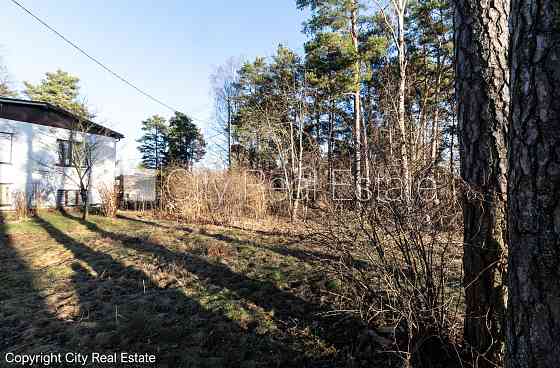 Территория обнесена железным забором, вход с улицы, разрешено строить Рига