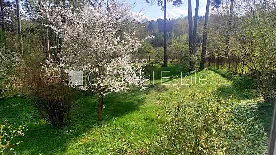 Территория обнесена железным забором, вход с улицы, разрешено строить Рига