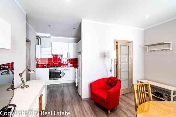 Дом во дворе, реновированный дом, благоустроенный озеленённый двор, закрытый Рига