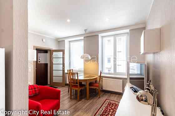 Дом во дворе, реновированный дом, благоустроенный озеленённый двор, закрытый Рига