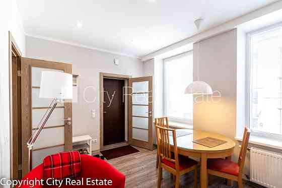 Дом во дворе, реновированный дом, благоустроенный озеленённый двор, закрытый Рига