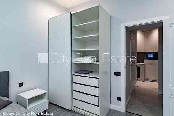 Дом во дворе, реновированный дом, благоустроенный озеленённый двор, закрытый Рига