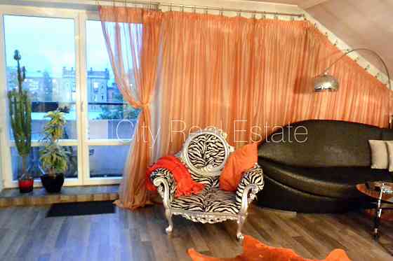 Земля в собственности, дом во дворе, кирпичные стены, благоустроенная Rīga