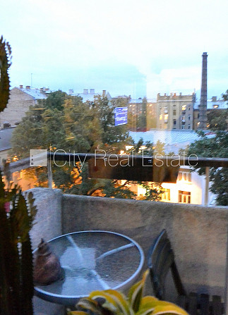 Zeme īpašumā, pagalma māja, ķieģeļu mūra sienas, labiekārtota apzaļumota teritorija, Rīga - foto 2