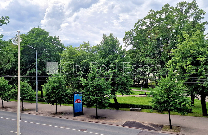 Zeme īpašumā, fasādes māja, renovēta māja, mainīts Jumta segums, labiekārtota apzaļumota Rīga - foto 9