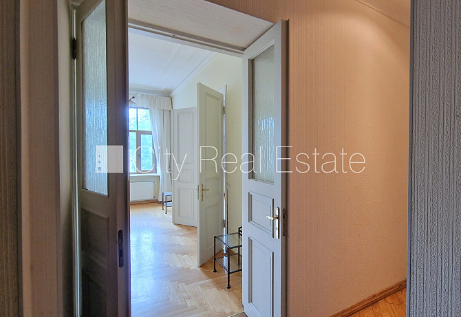 Zeme īpašumā, fasādes māja, renovēta māja, mainīts Jumta segums, labiekārtota apzaļumota Rīga - foto 15