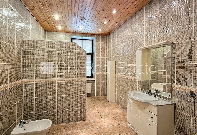 Zeme īpašumā, fasādes māja, renovēta māja, mainīts Jumta segums, labiekārtota apzaļumota Rīga - foto 20