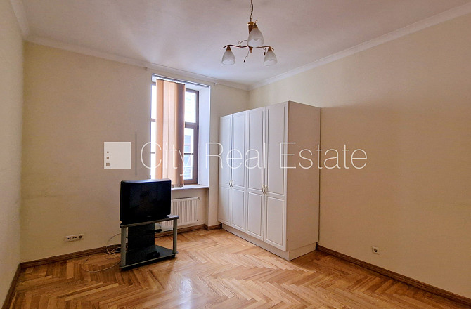 Zeme īpašumā, fasādes māja, renovēta māja, mainīts Jumta segums, labiekārtota apzaļumota Rīga - foto 17