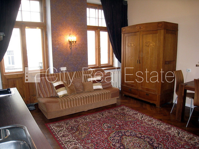 Fasādes māja, ir lifts, kāpņu telpa pēc kosmētiskā remonta, viena istaba izolēta, studio Rīga - foto 6