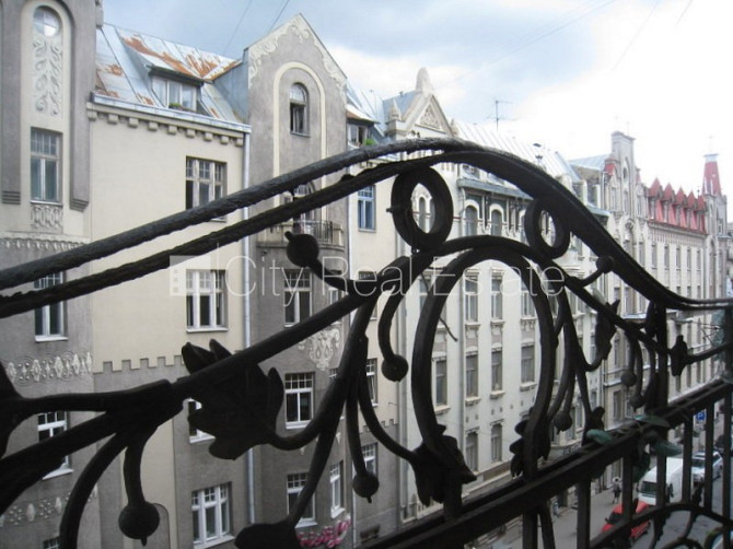 Fasādes māja, ir lifts, kāpņu telpa pēc kosmētiskā remonta, viena istaba izolēta, studio Rīga - foto 11