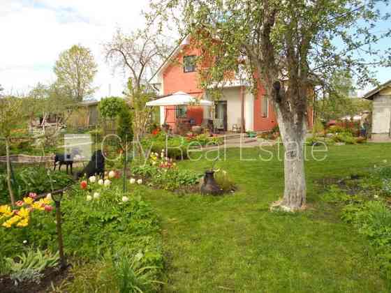 Благоустроенный озеленённый двор, подъездная дорога покрыта брущаткoй, Елгава и Елгавский край