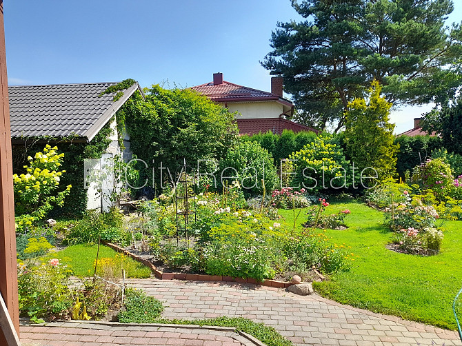 Благоустроенный озеленённый двор, подъездная дорога покрыта брущаткoй, Елгава и Елгавский край - изображение 14