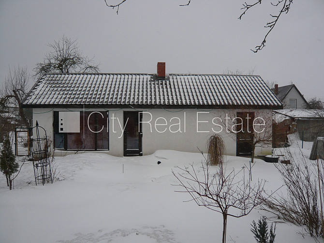 Благоустроенный озеленённый двор, подъездная дорога покрыта брущаткoй, Елгава и Елгавский край - изображение 16