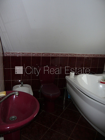 Благоустроенный озеленённый двор, подъездная дорога покрыта брущаткoй, Елгава и Елгавский край - изображение 8