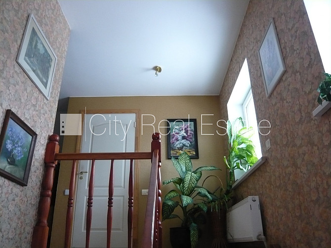 Благоустроенный озеленённый двор, подъездная дорога покрыта брущаткoй, Елгава и Елгавский край - изображение 7