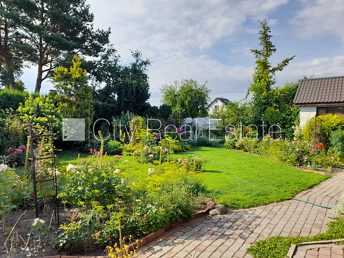 Благоустроенный озеленённый двор, подъездная дорога покрыта брущаткoй, Елгава и Елгавский край - изображение 13