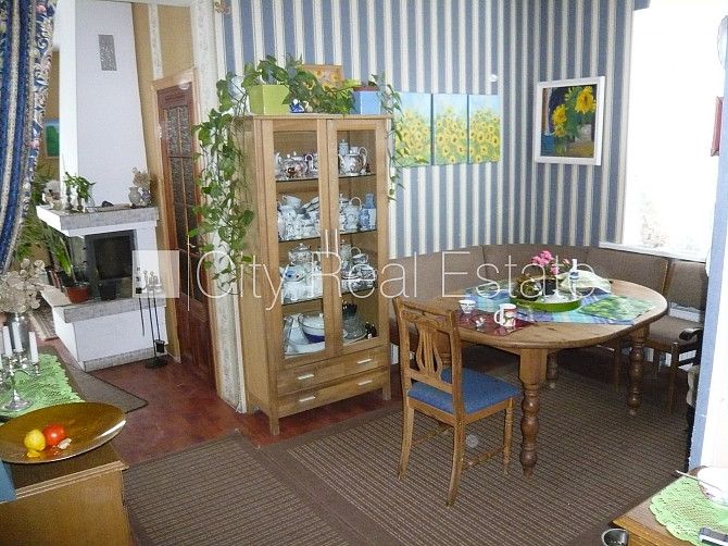 Благоустроенный озеленённый двор, подъездная дорога покрыта брущаткoй, Елгава и Елгавский край - изображение 5