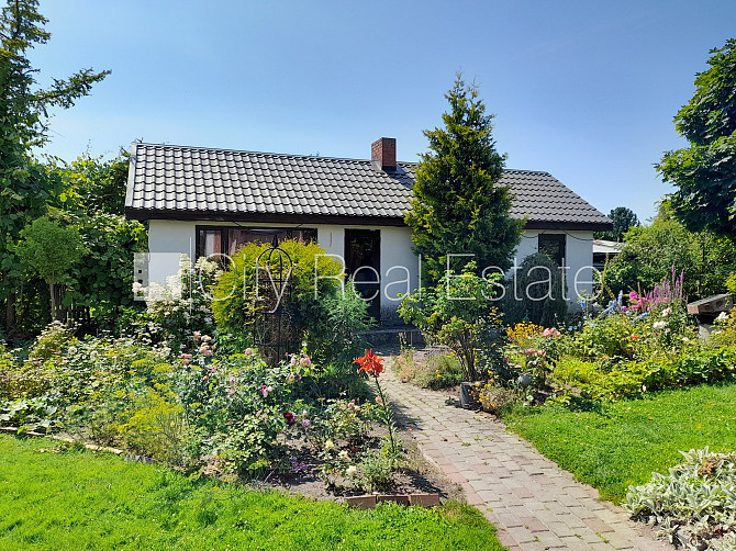 Благоустроенный озеленённый двор, подъездная дорога покрыта брущаткoй, Елгава и Елгавский край - изображение 11