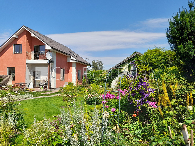 Благоустроенный озеленённый двор, подъездная дорога покрыта брущаткoй, Елгава и Елгавский край - изображение 1