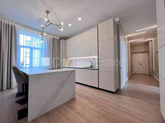 Фасадный дом, реновированный дом, возможность аренды парковки, лестничная клетка Rīga