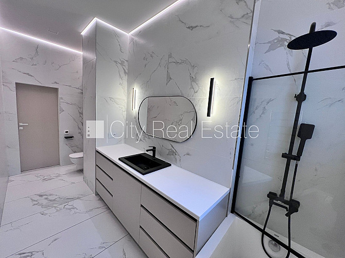 Fasādes māja, renovēta māja, iespēja nomāt autostāvvietu, kāpņu telpa pēc kapitālā Rīga - foto 7