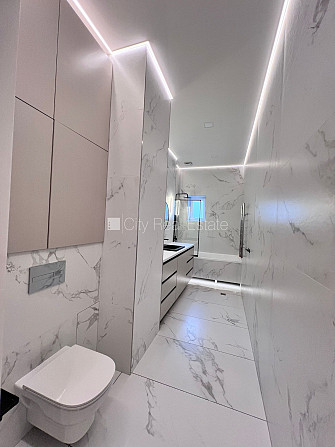 Fasādes māja, renovēta māja, iespēja nomāt autostāvvietu, kāpņu telpa pēc kapitālā Rīga - foto 9