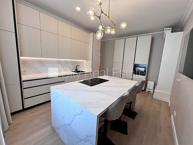 Fasādes māja, renovēta māja, iespēja nomāt autostāvvietu, kāpņu telpa pēc kapitālā Rīga - foto 2