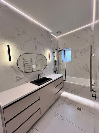 Fasādes māja, renovēta māja, iespēja nomāt autostāvvietu, kāpņu telpa pēc kapitālā Rīga - foto 8