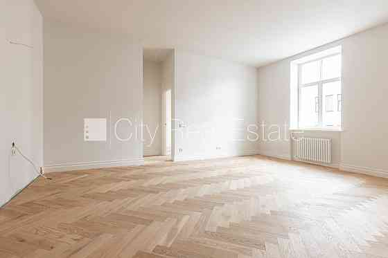 Здание во дворе, реновированный дом, закрытый двор, лифт, лестничная клетка после Рига