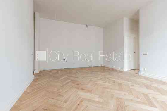 Здание во дворе, реновированный дом, закрытый двор, лифт, лестничная клетка после Рига