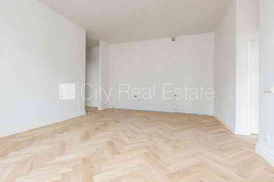 Здание во дворе, реновированный дом, закрытый двор, лифт, лестничная клетка после Рига