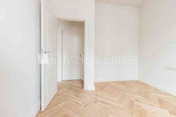 Здание во дворе, реновированный дом, закрытый двор, лифт, лестничная клетка после Рига