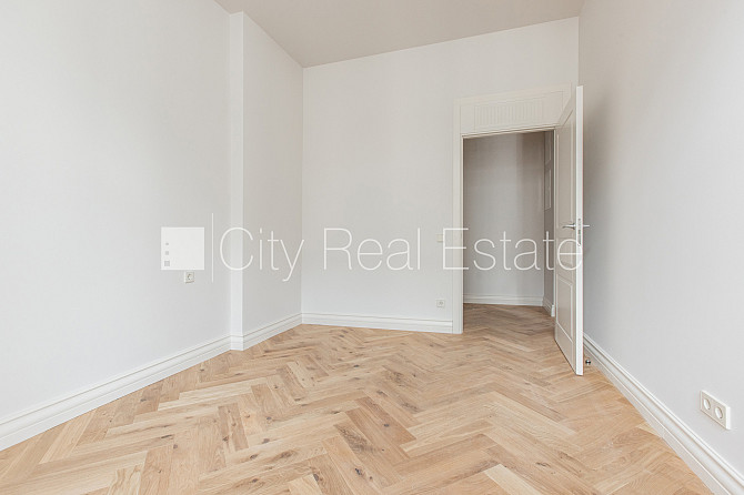 Здание во дворе, реновированный дом, закрытый двор, лифт, лестничная клетка после Рига - изображение 12