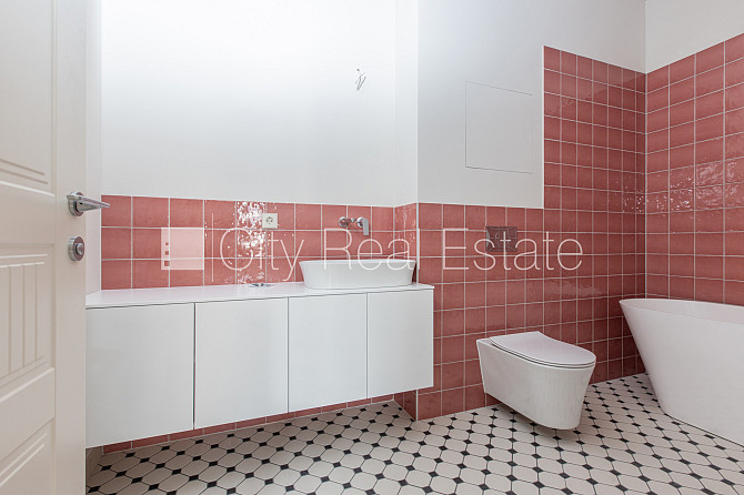 Здание во дворе, реновированный дом, закрытый двор, лифт, лестничная клетка после Рига - изображение 8