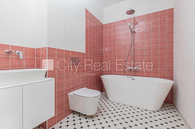 Здание во дворе, реновированный дом, закрытый двор, лифт, лестничная клетка после Рига - изображение 9