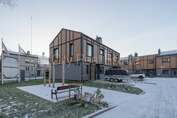 Рядный дом, благоустроенная озеленённая территория, закрытая территория, место Рига - изображение 19