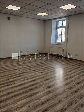 Здание во дворе, реновированный дом, закрытый двор, въездные ворота оснащены Рига - изображение 2