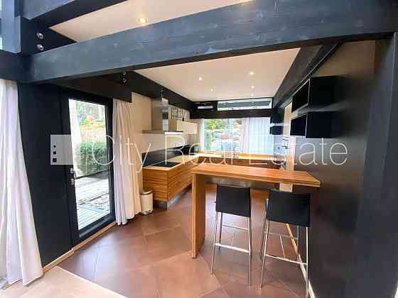 Частный дом, новостройка, благоустроенная озеленённая территория, закрытая Юрмала