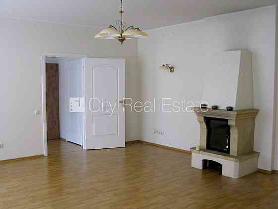 Фасадный дом, реновированный дом, закрытый двор, вход с улицы, лестничная клетка Рига