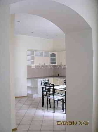 Фасадный дом, реновированный дом, закрытый двор, вход с улицы, лестничная клетка Рига