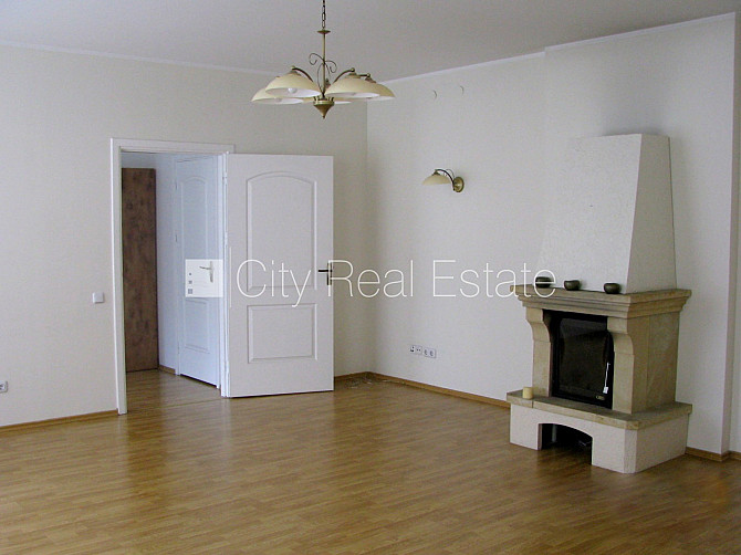 Фасадный дом, реновированный дом, закрытый двор, вход с улицы, лестничная клетка Рига - изображение 6