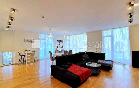 Новостройка, благоустроенный озеленённый двор, въездные ворота оснащены Юрмала