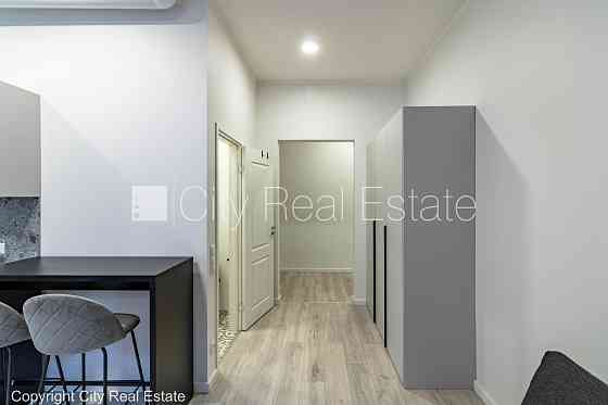 Дом во дворе, реновированный дом, лифт, лестничная клетка после капитального Рига