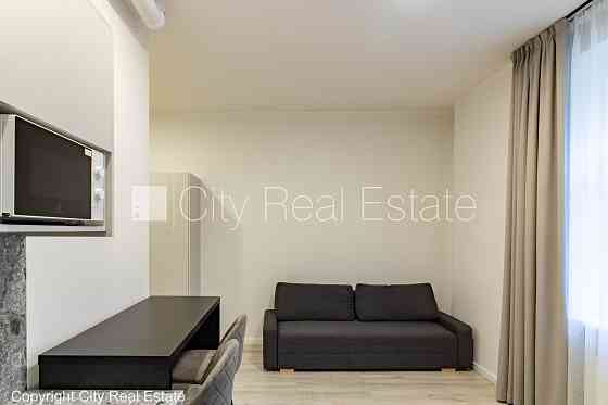 Дом во дворе, реновированный дом, лифт, лестничная клетка после капитального Рига