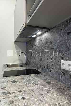 Дом во дворе, реновированный дом, лифт, лестничная клетка после капитального Рига